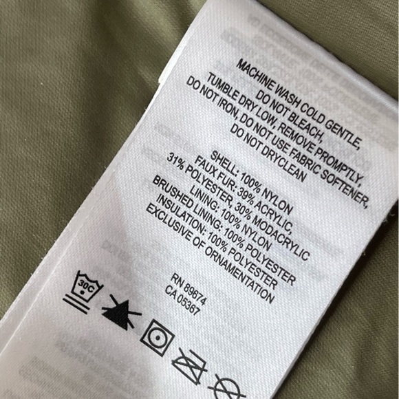 ❄️⛄️🏂Mountain Hardware Puffer Vest Women’s Size M Faux Fur Hooded White - Picture 5 of 6